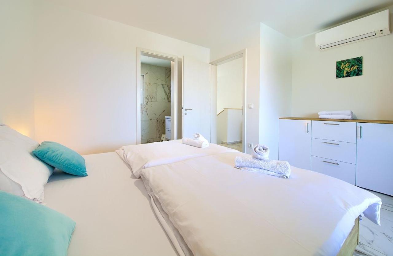 Holiday House Sea & Sun Residence Rasopasno Exterior photo