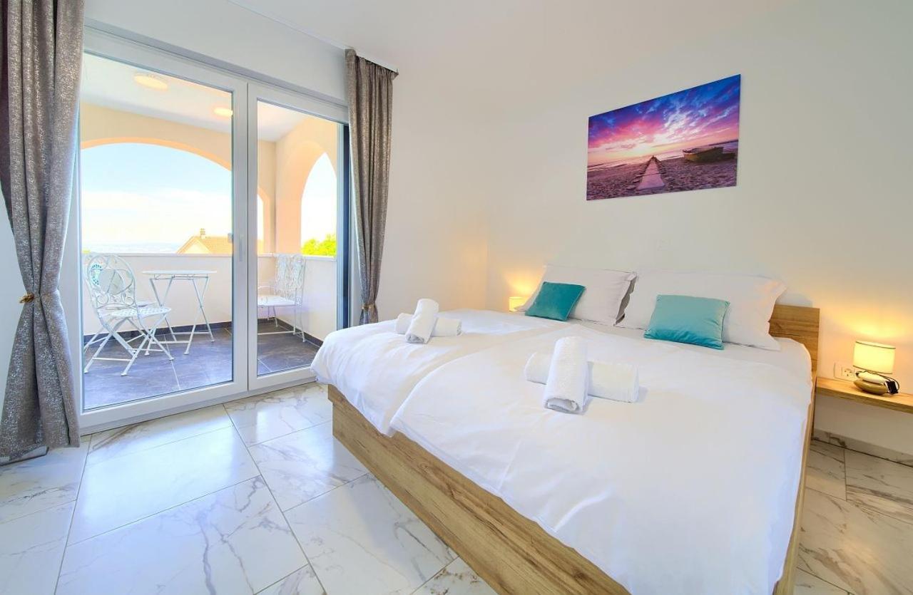 Holiday House Sea & Sun Residence Rasopasno Exterior photo
